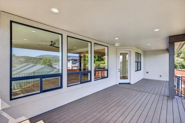 4302 Vista Pointe Drive, Medford, OR 97504