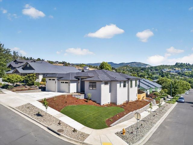 4302 Vista Pointe Drive, Medford, OR 97504