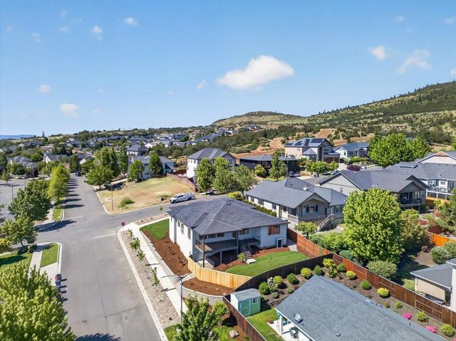4302 Vista Pointe Drive, Medford, OR 97504