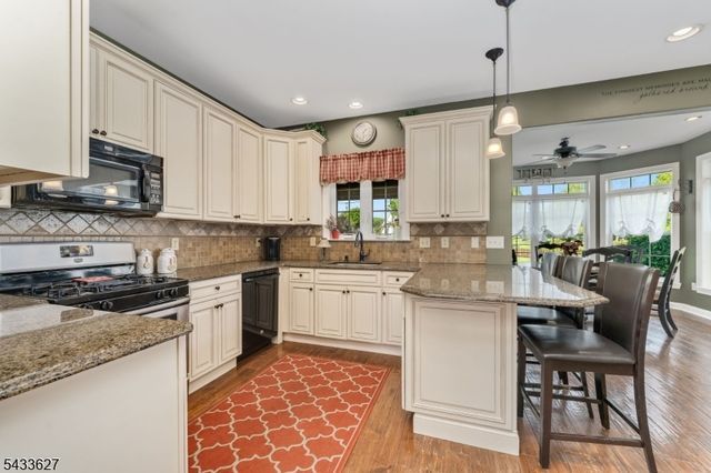 15 Foxwood Ln, Lopatcong Twp., NJ 08865