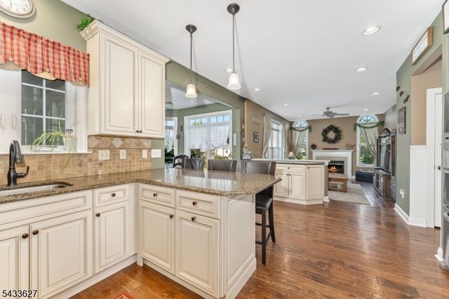 15 Foxwood Ln, Lopatcong Twp., NJ 08865