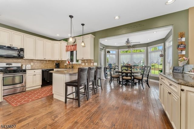 15 Foxwood Ln, Lopatcong Twp., NJ 08865