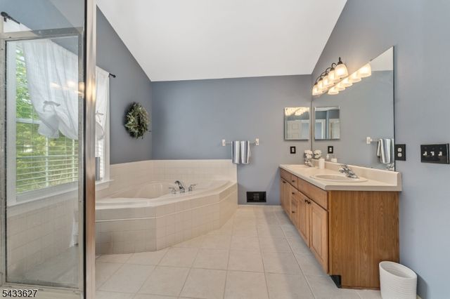 15 Foxwood Ln, Lopatcong Twp., NJ 08865
