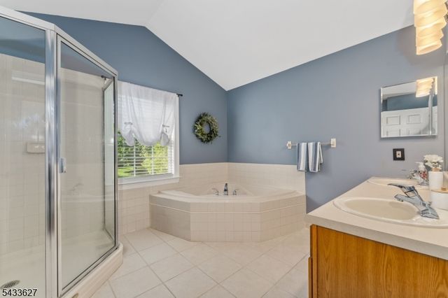 15 Foxwood Ln, Lopatcong Twp., NJ 08865