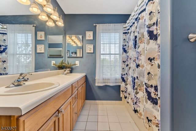 15 Foxwood Ln, Lopatcong Twp., NJ 08865