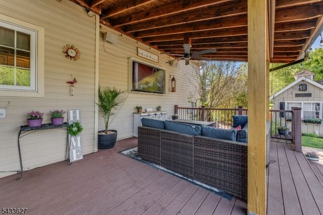 15 Foxwood Ln, Lopatcong Twp., NJ 08865