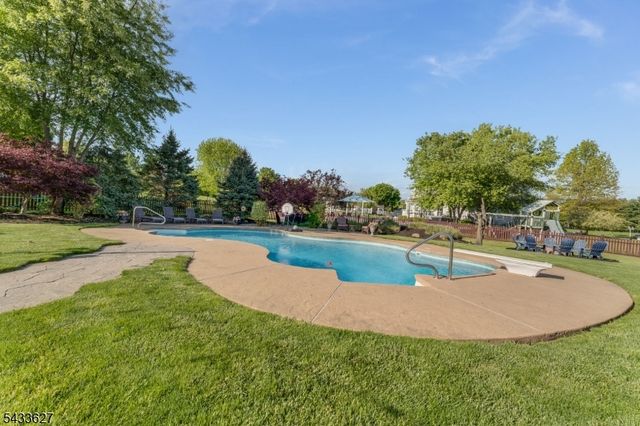 15 Foxwood Ln, Lopatcong Twp., NJ 08865