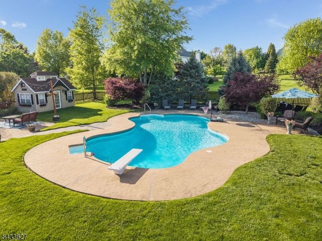 15 Foxwood Ln, Lopatcong Twp., NJ 08865