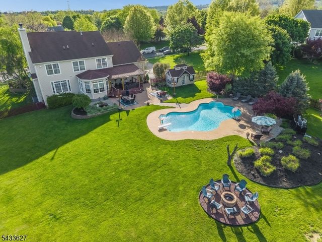 15 Foxwood Ln, Lopatcong Twp., NJ 08865