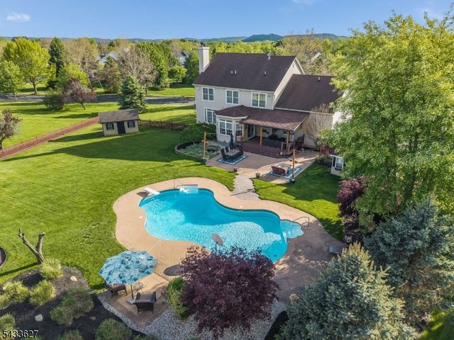 15 Foxwood Ln, Lopatcong Twp., NJ 08865