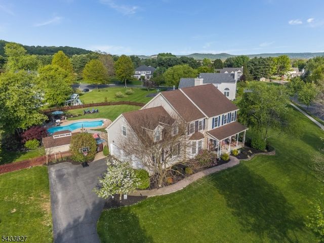 15 Foxwood Ln, Lopatcong Twp., NJ 08865