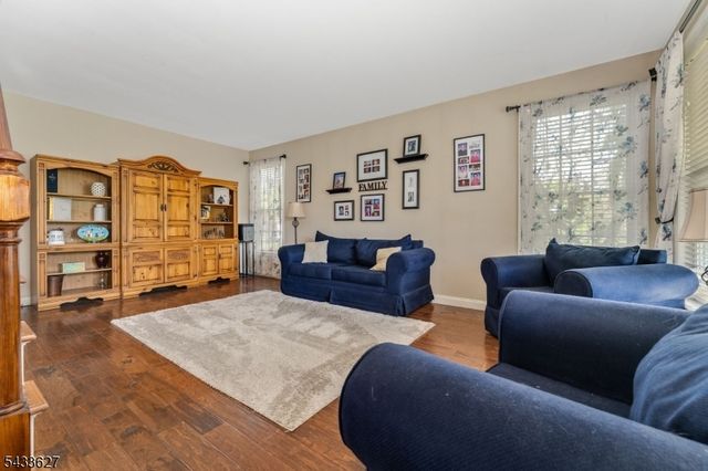 15 Foxwood Ln, Lopatcong Twp., NJ 08865