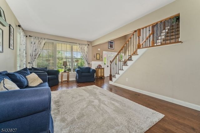 15 Foxwood Ln, Lopatcong Twp., NJ 08865