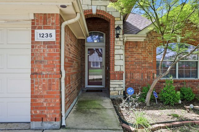 1235 Clearwater Drive, Grand Prairie, TX 75052