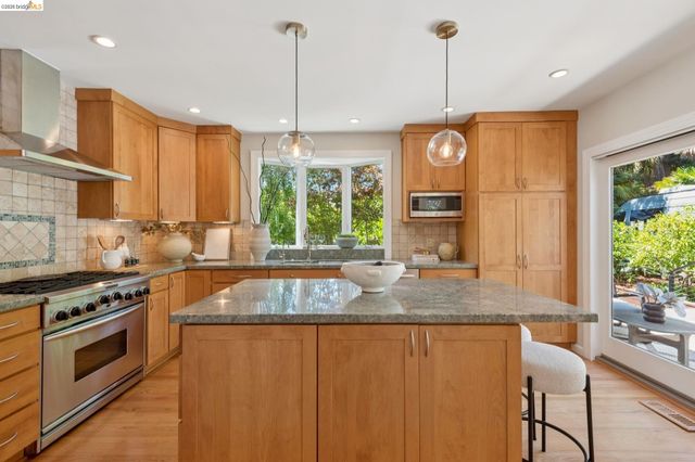 1849 Brentwood Rd, Oakland, CA 94602