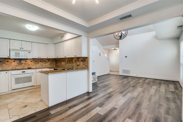 17018 Planters Row, Addison, TX 75001