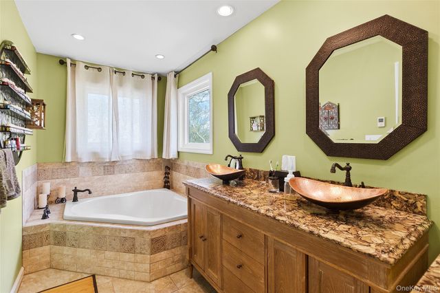 11 Harvest Lane, West Islip, NY 11795