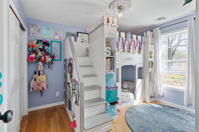 11 Harvest Lane, West Islip, NY 11795