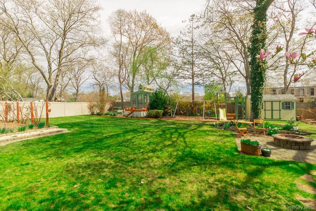 11 Harvest Lane, West Islip, NY 11795