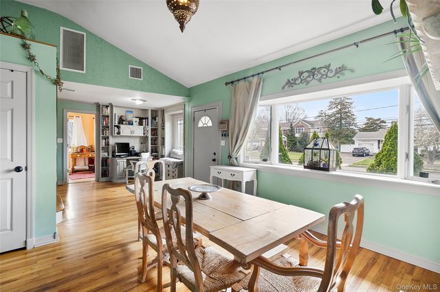 11 Harvest Lane, West Islip, NY 11795