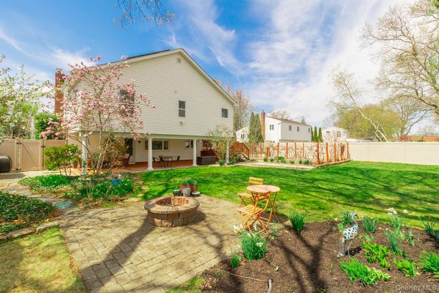 11 Harvest Lane, West Islip, NY 11795