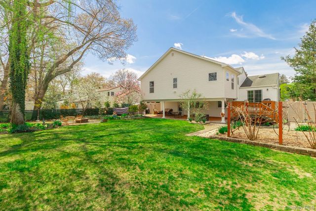 11 Harvest Lane, West Islip, NY 11795