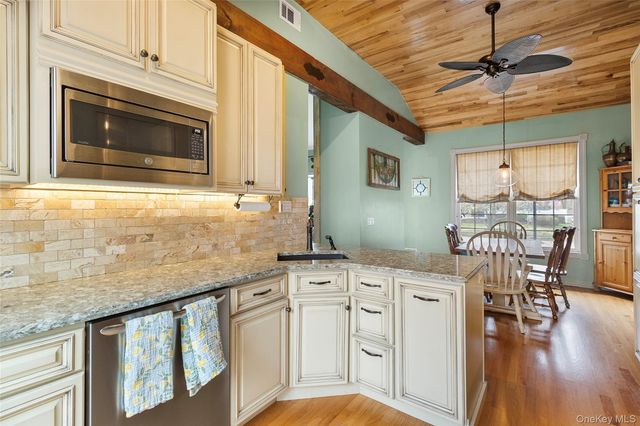 11 Harvest Lane, West Islip, NY 11795
