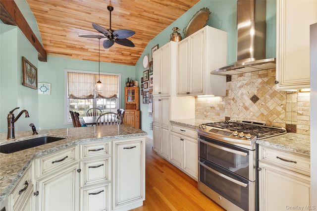 11 Harvest Lane, West Islip, NY 11795