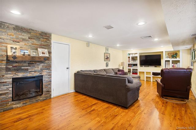 11 Harvest Lane, West Islip, NY 11795