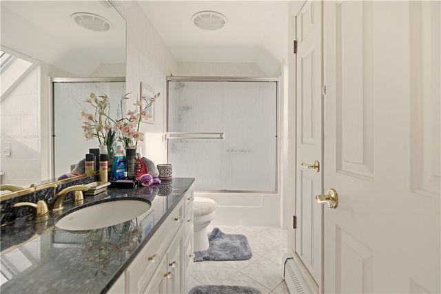 23 Indian Hill Circle, Middletown, RI 02842