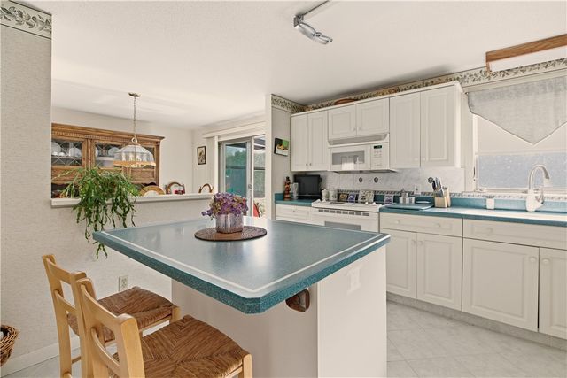 23 Indian Hill Circle, Middletown, RI 02842