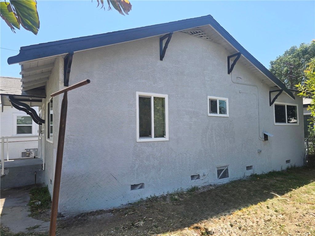 Image 2 of property listing at 1119 Calzona, Los Angeles, CA 90023
