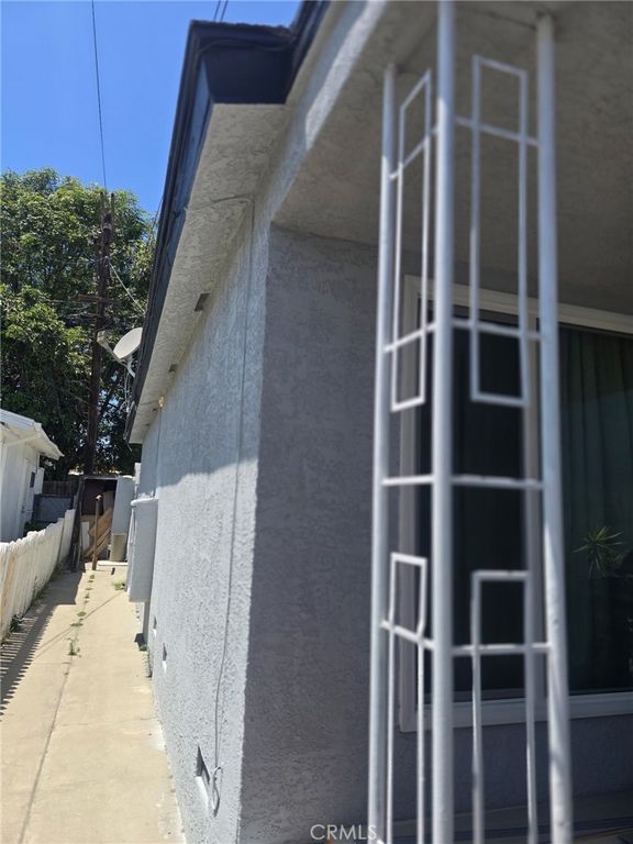 Image 9 of property listing at 1119 Calzona, Los Angeles, CA 90023