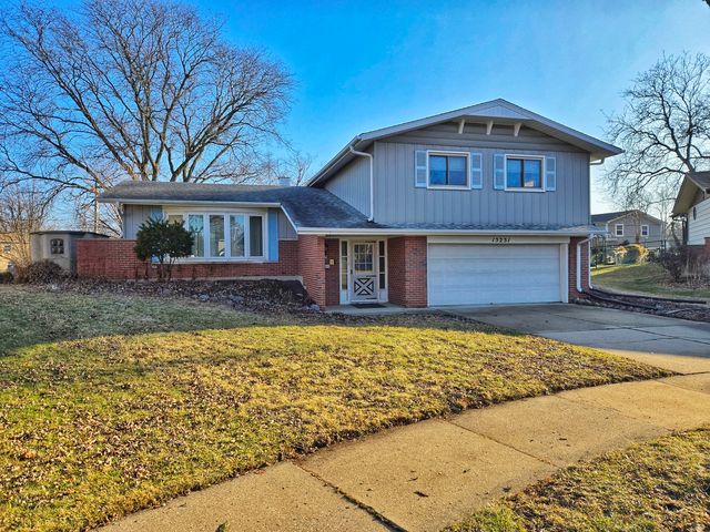 15251 Colina Avenue, Oak Forest, IL 60452