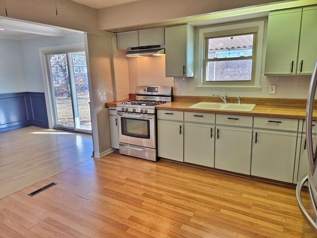 15251 Colina Avenue, Oak Forest, IL 60452