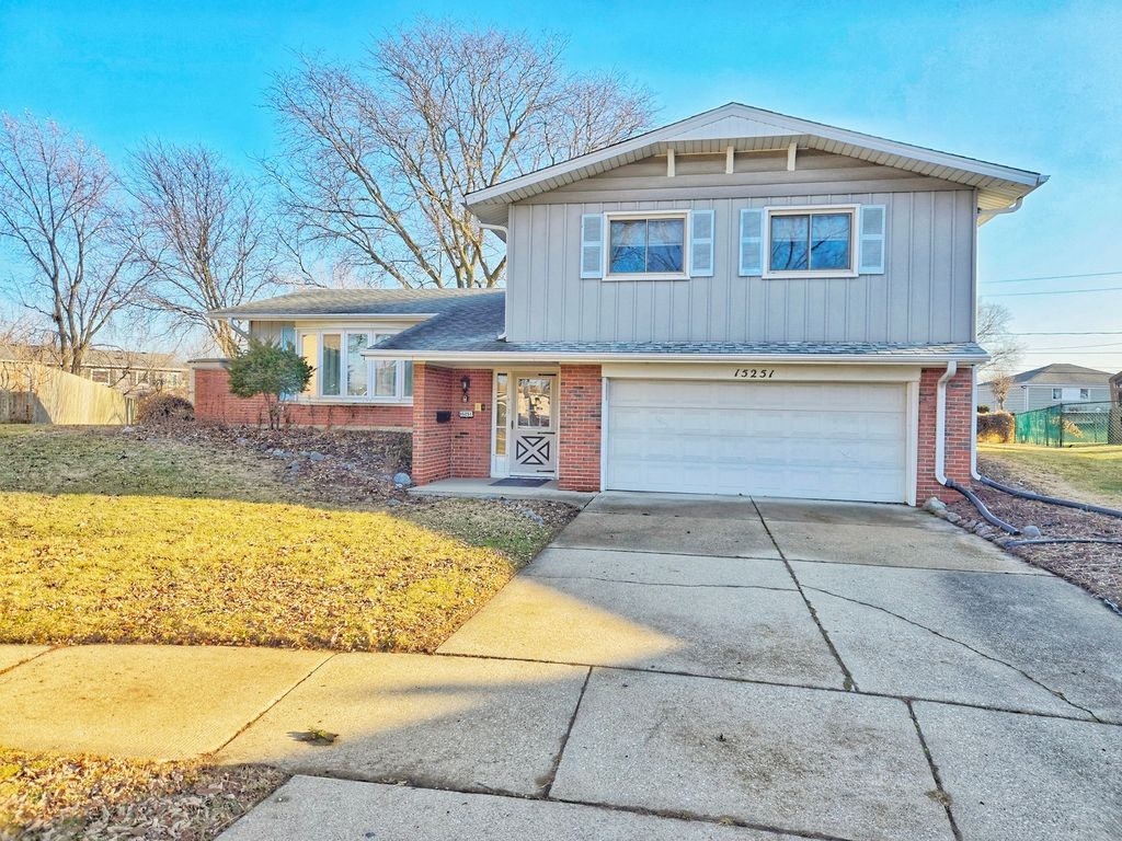 15251 Colina Avenue, Oak Forest, IL 60452
