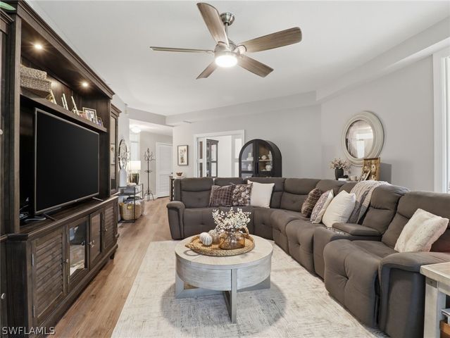 88 Silver Oaks CIR 4-101, Naples, FL 34119