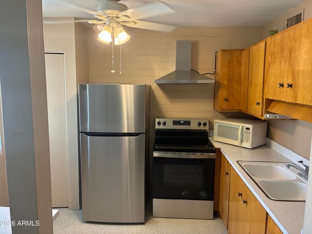 2635 W Rose Lane B-215, Phoenix, AZ 85017