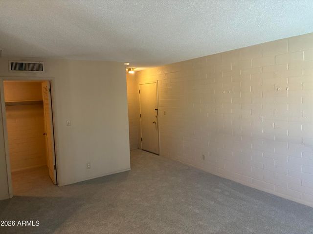 2635 W Rose Lane B-215, Phoenix, AZ 85017