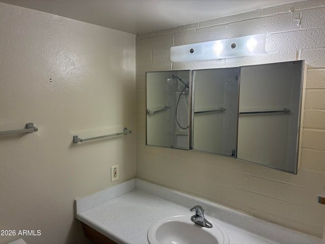 2635 W Rose Lane B-215, Phoenix, AZ 85017