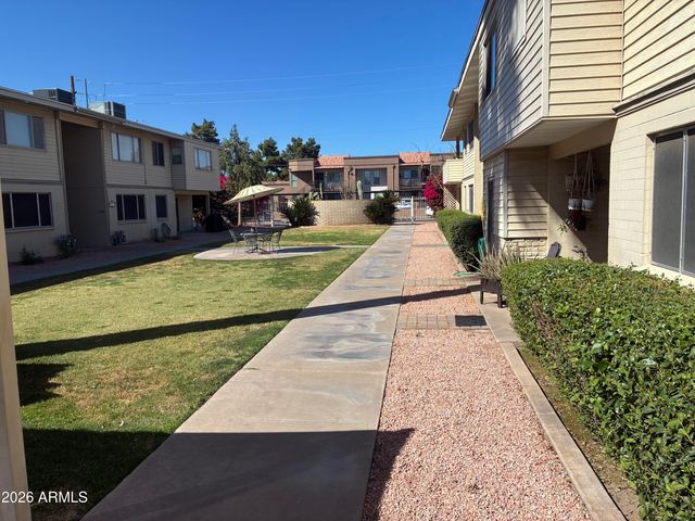 2635 W Rose Lane B-215, Phoenix, AZ 85017