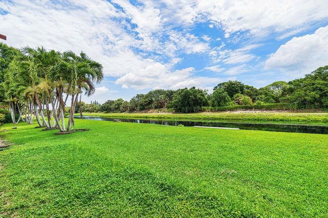 120 Mayfair Lane, Boynton Beach, FL 33426