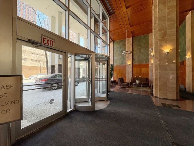 1122 N Clark Street 1702, Chicago, IL 60610