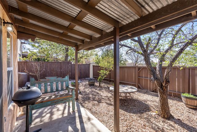 2863 Plaza Rojo, Santa Fe, NM 87507