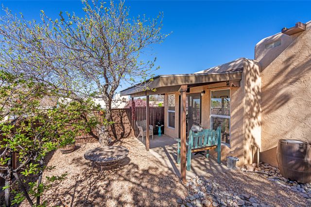 2863 Plaza Rojo, Santa Fe, NM 87507