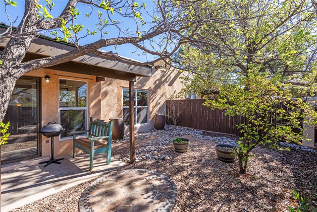 2863 Plaza Rojo, Santa Fe, NM 87507