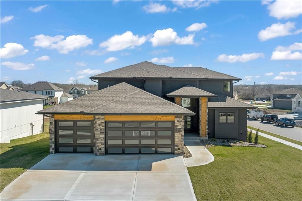 2608 NE Woodland Oak Drive, Lee's Summit, MO 64086