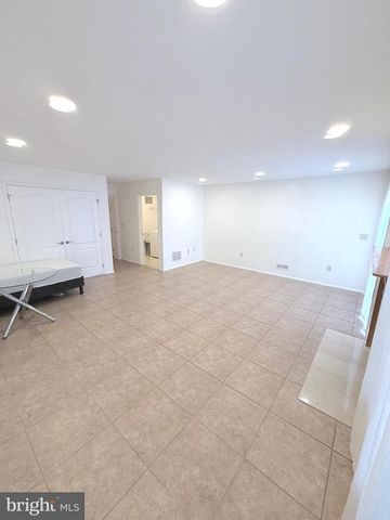 1080 BUCKINGHAM DR, West Deptford, NJ 08086