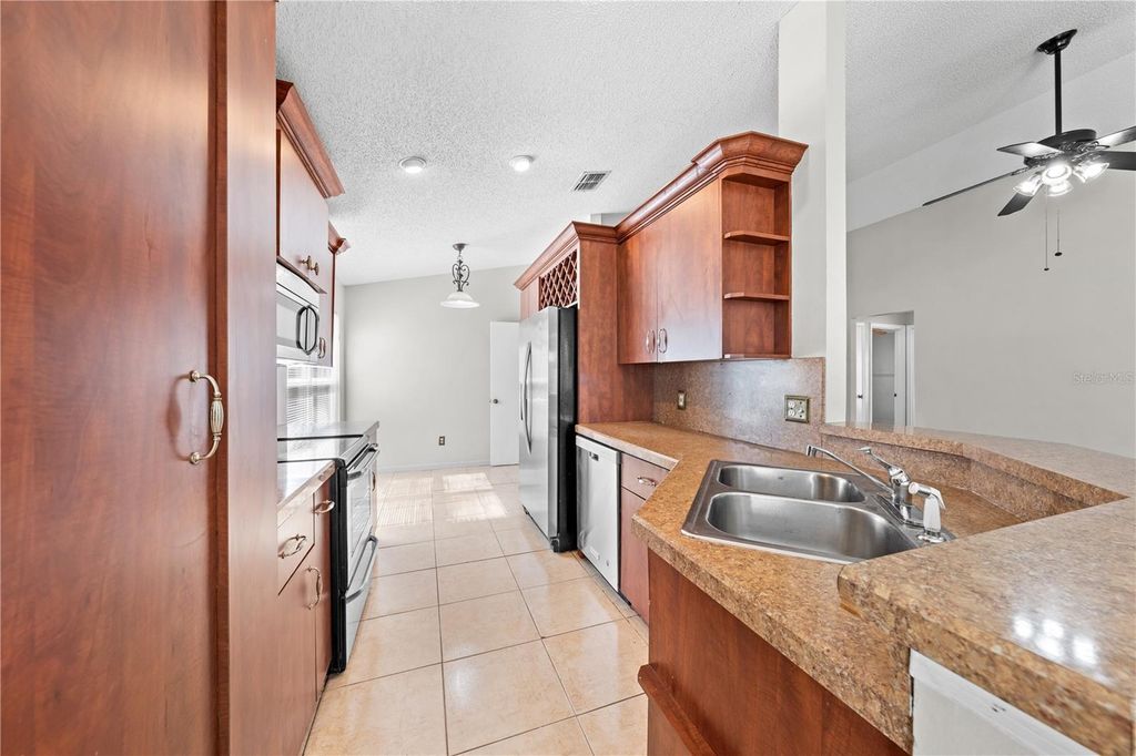 Image 13 of property listing at 8332 SOUTHERN FOREST DRIVE, Orlando, FL 32829