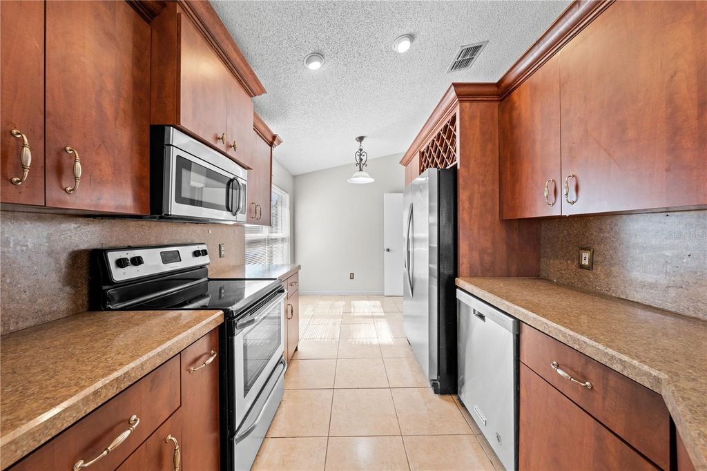 Image 15 of property listing at 8332 SOUTHERN FOREST DRIVE, Orlando, FL 32829